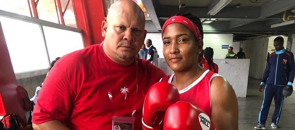 Raúl Pinzón, entrenador departamental, junto a la boxeadora Melani Pérez. 