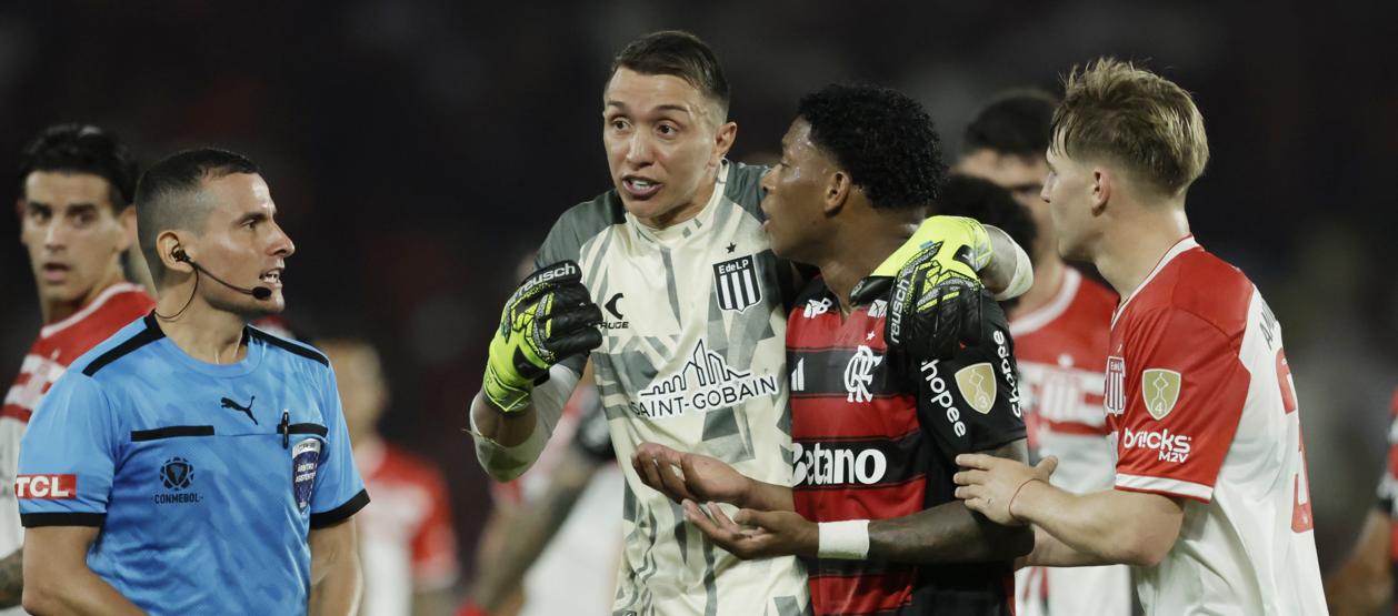 Gonzalo Plata abandona la cancha tras ser expulsado por el árbitro colombiano Andrés Rojas. 