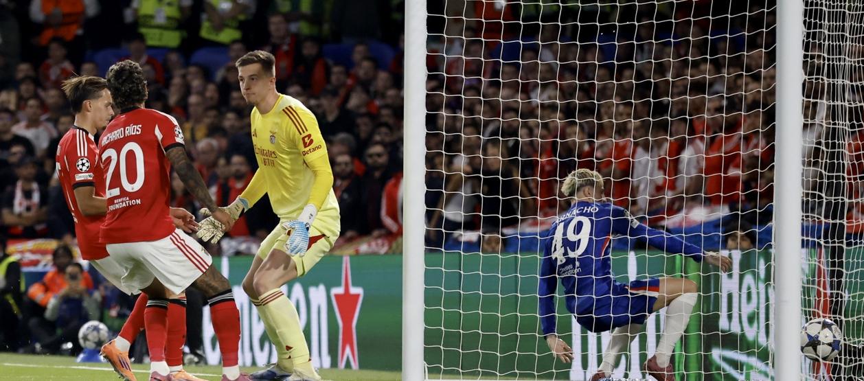 La pelota impulsada por el colombiano Richard Ríos entra a la portería del Benfica. 