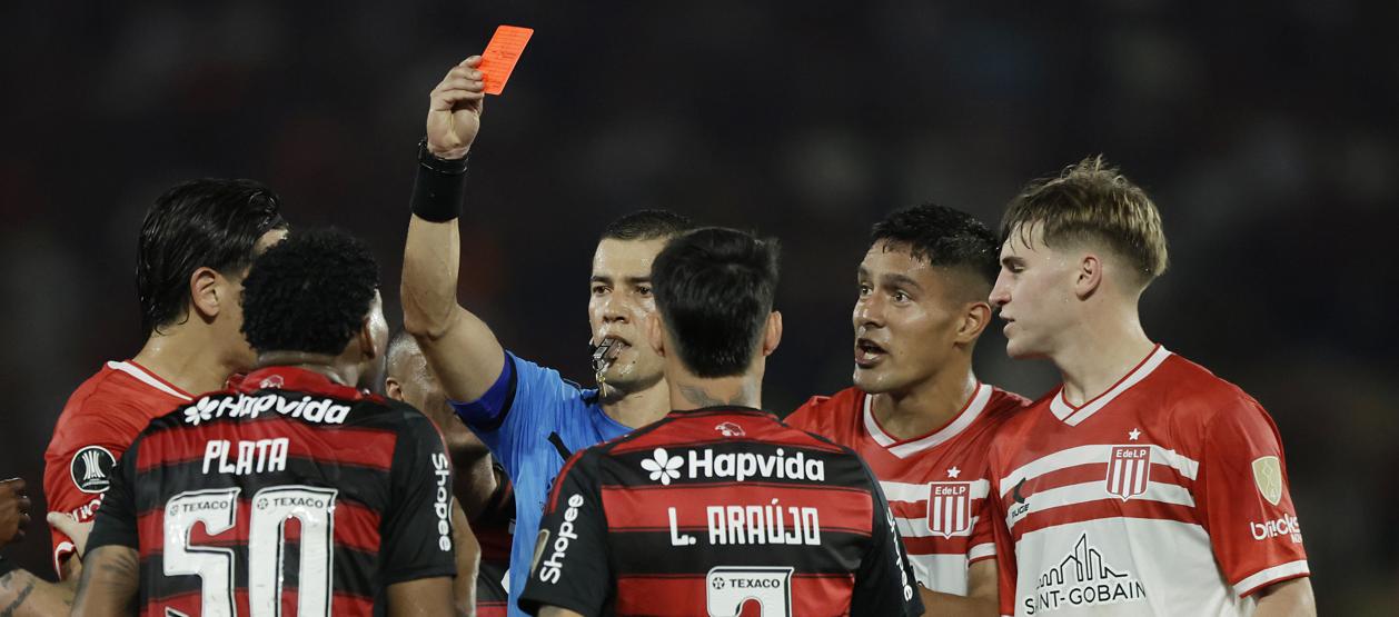 El árbitro colombiano Andrés Rojas al momento de expulsar a Gonzalo Plata, de Flamengo.