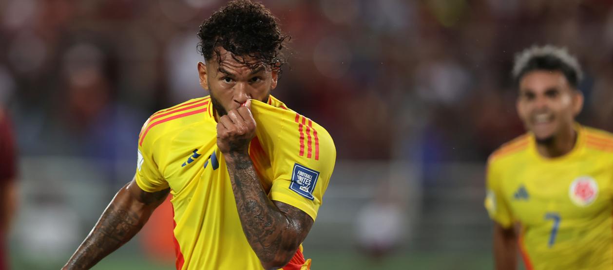 Luis Suárez celebra uno de sus goles contra Venezuela.