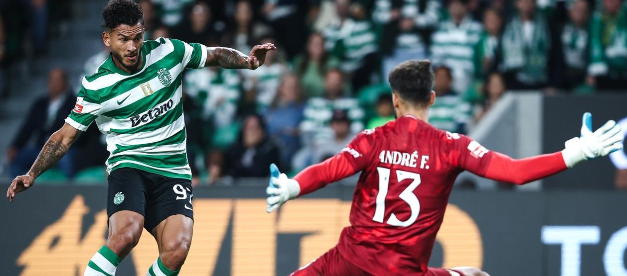 Luis Suárez en un mano a mano con Andre Ferreira, portero del Moreirense.