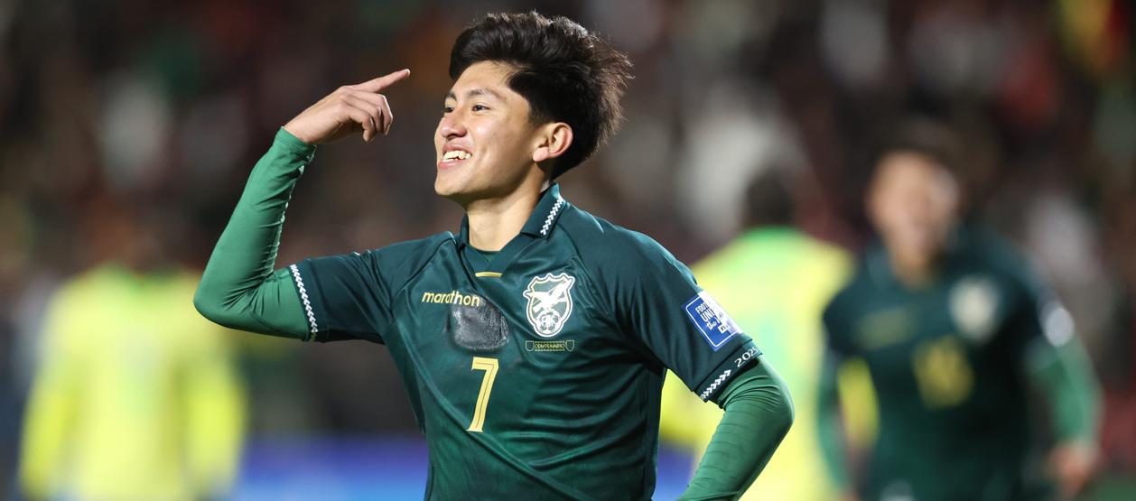 Miguel Terceros festeja el gol que le dio el triunfo a Bolivia. 