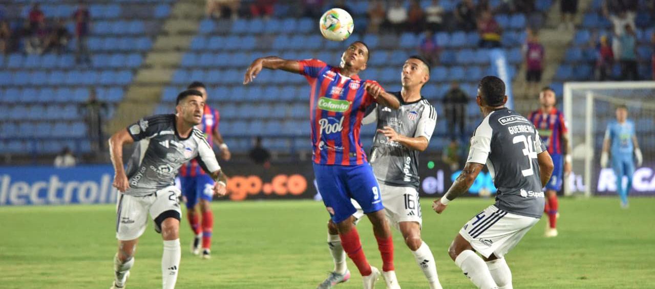 Cristian Iguarán, autor de primer gol del Unión, intenta controlar la pelota.