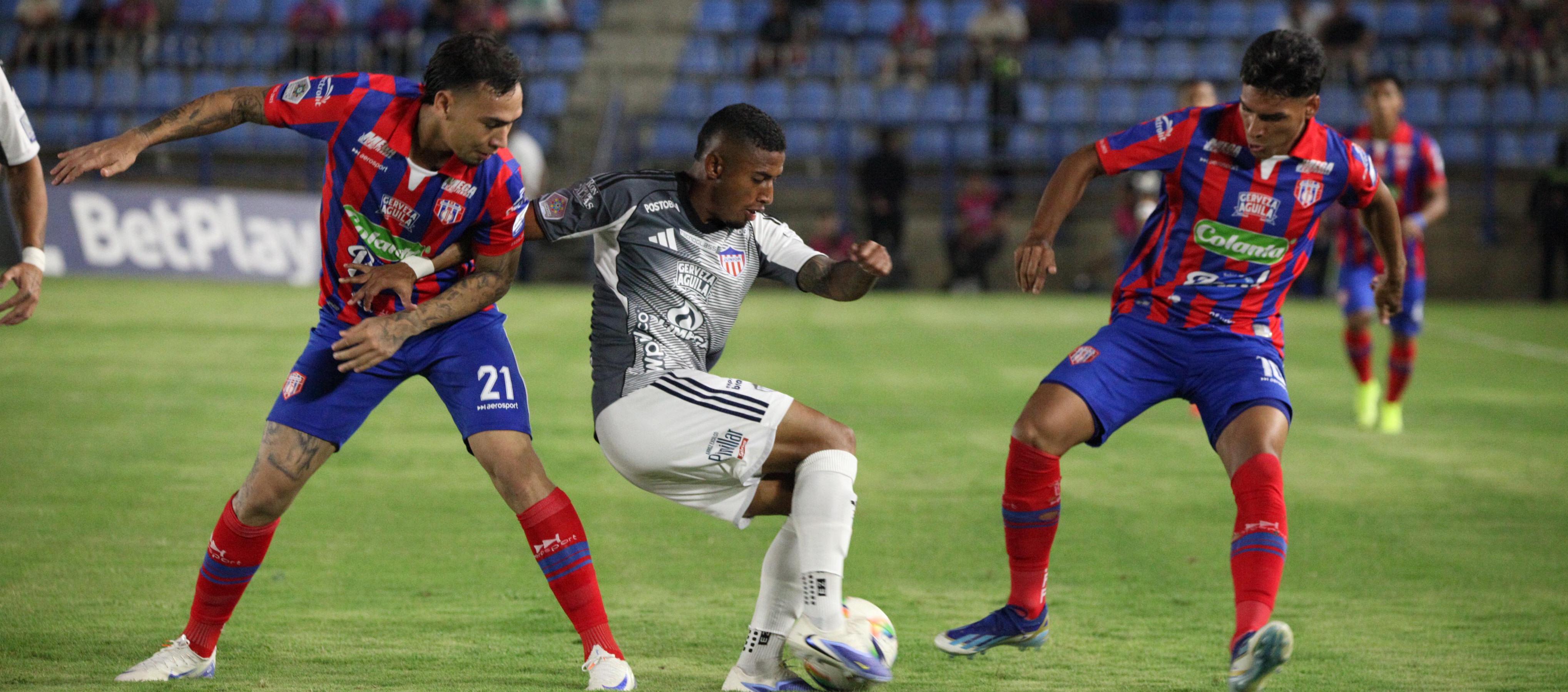 Jhomier Guerrero intenta dominar el balón ante la marca de Ricardo Márquez y Jannenson Sarmiento.