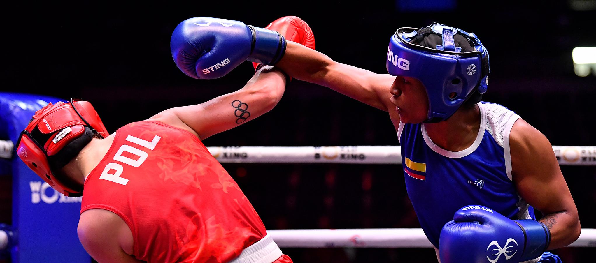 La colombiana Valeria Arboleda (azul) intenta conectar a la polaca Julia Szemereta