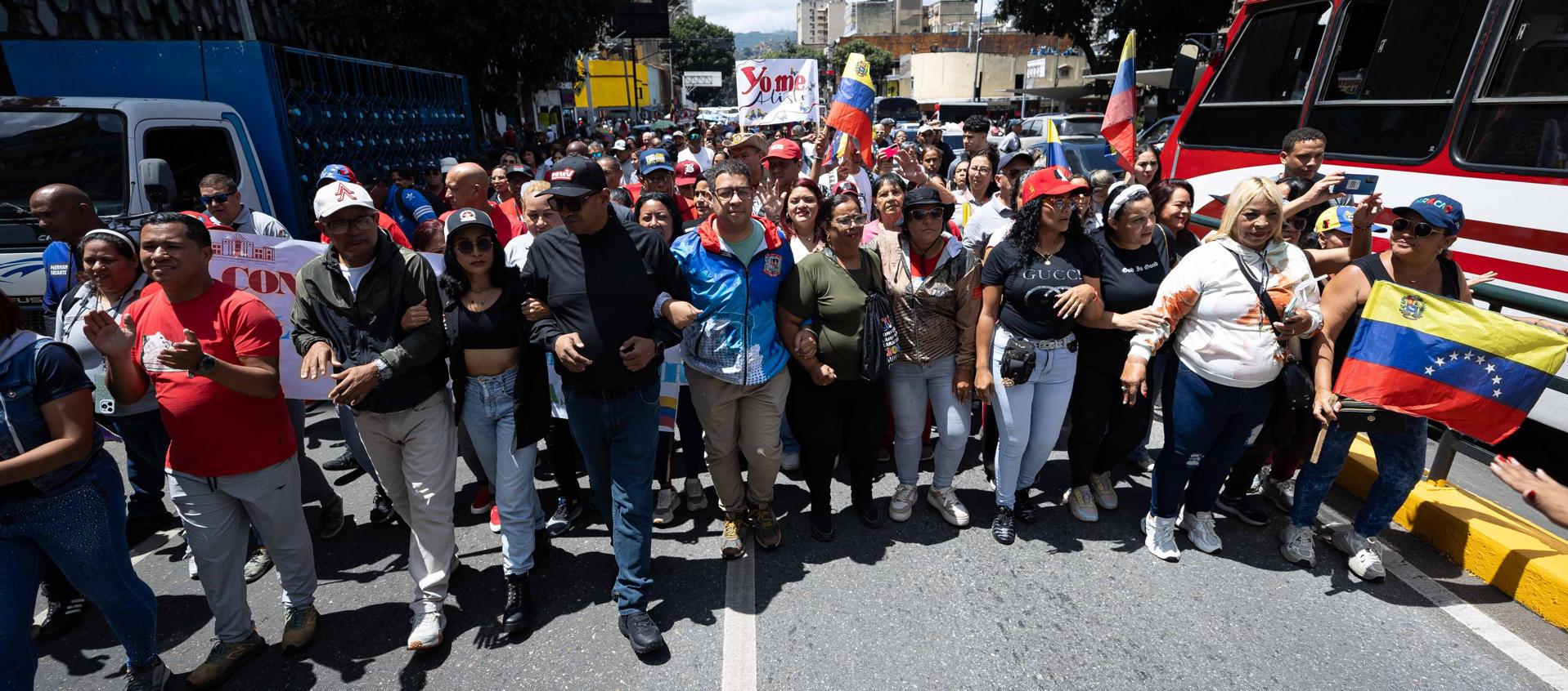 Personas participan de una marcha en respaldo al presidente de Venezuela, Nicolás Maduro.