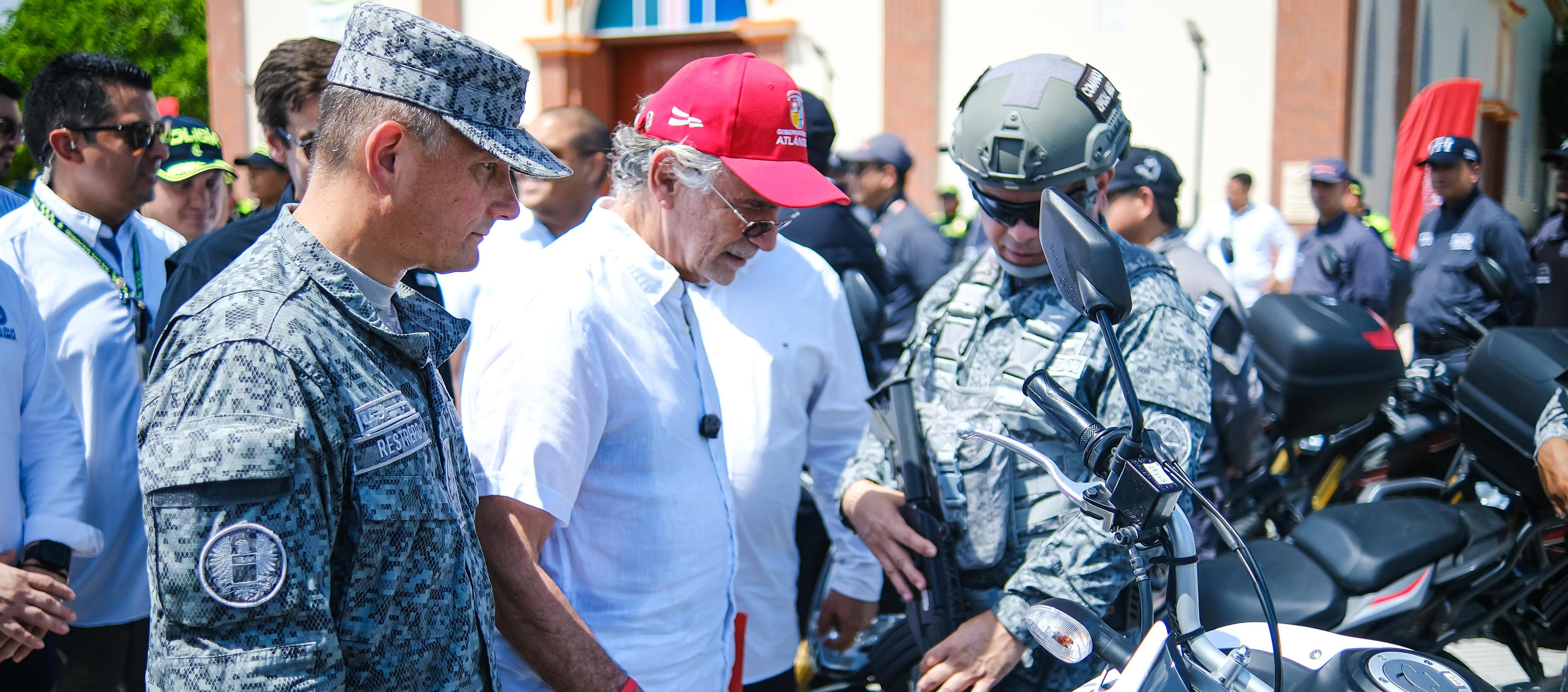 Gobernador Verano en la entrega de motocicletas en Sabanagrande.