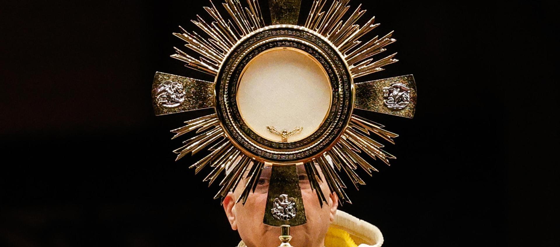 El Papa León XIV presidió la vigilia de oración y el rosario por la paz.