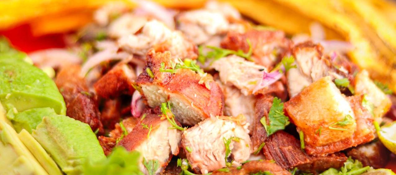 Distintas preparaciones a base de chicharrón. 