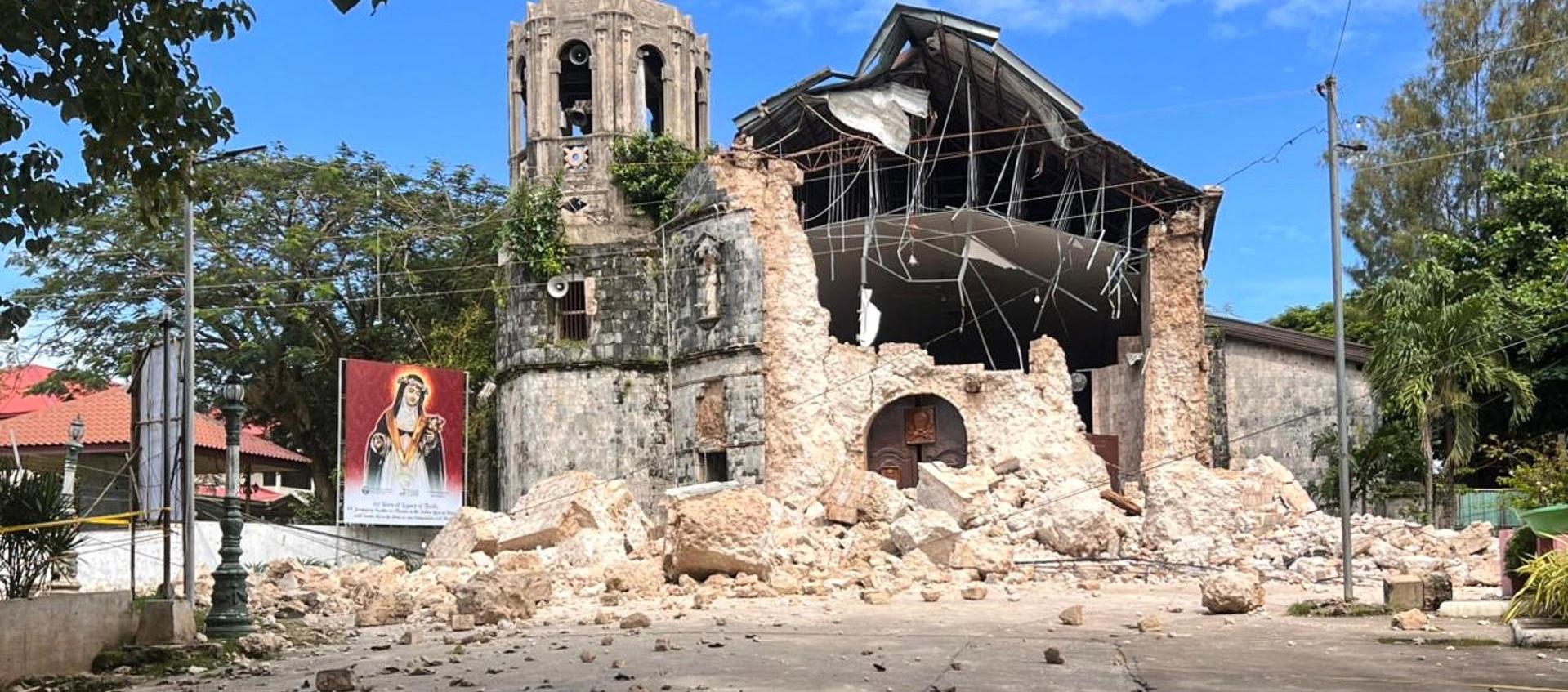 Iglesia derrumbada en Filipinas por el terremoto.