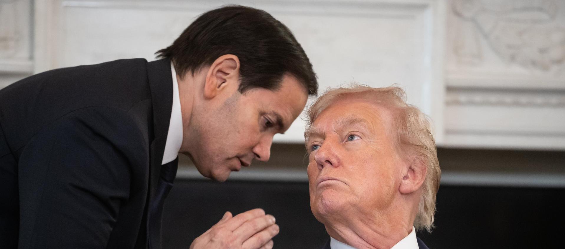 Donald Trump junto al Secretario de Estado, Marco Rubio.
