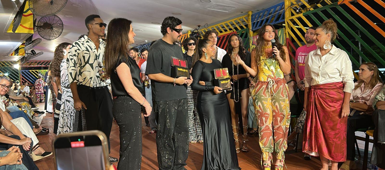 La primera dama Katia Nule entregando premios a diseñadores, junto a la Reina del Carnaval Michelle Char y Madelaine Certain, gerente de Proyectos Especiales.