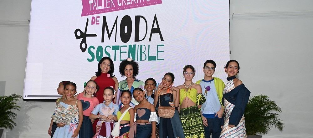 Los niños del programa Unisimón Kids con la diseñadora Judy Hazbún y la coordinadora del CEC, Diana Rojas Pabón, al  finalizar la pasarela.