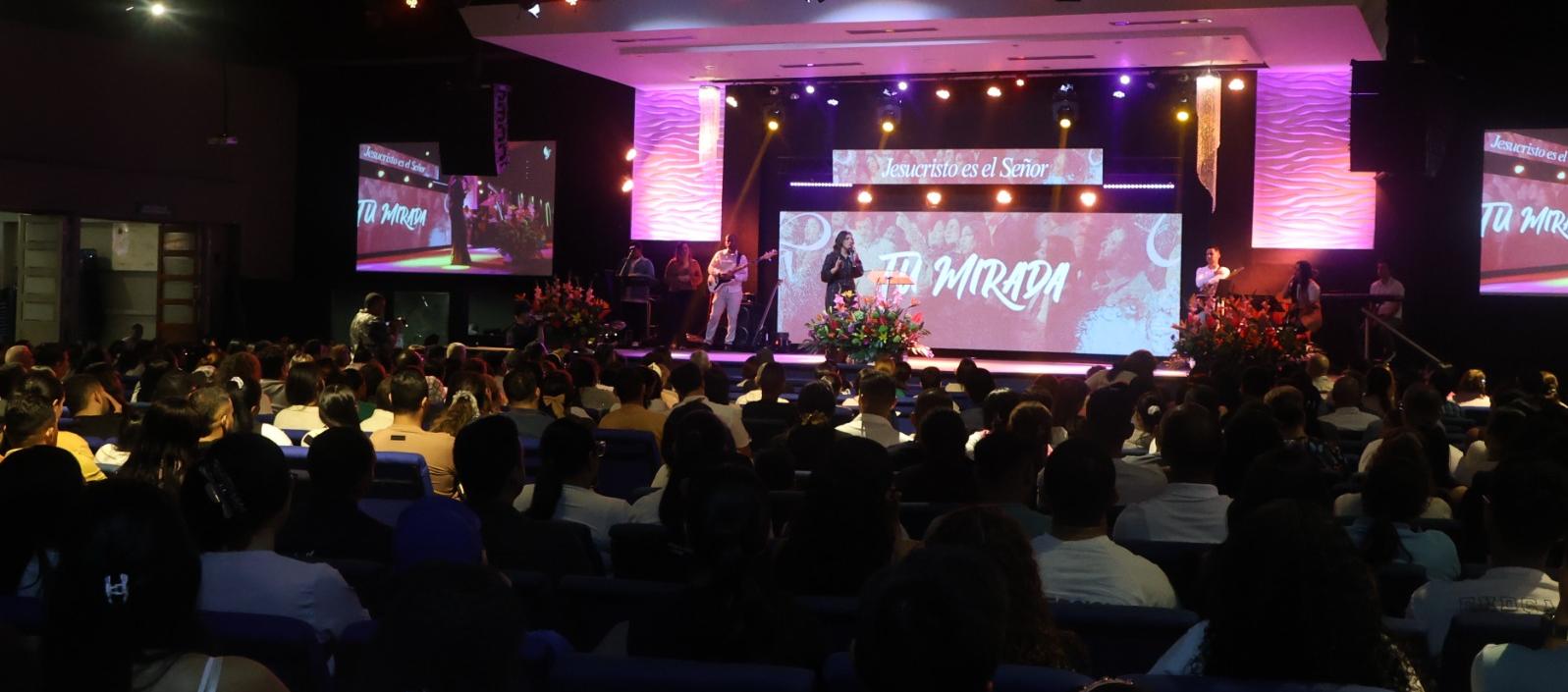 La artista en el lanzamiento en la Iglesia Boston Central.