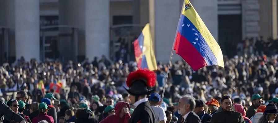 Fieles con banderas de Venezuela en la ceremonia de canonización.