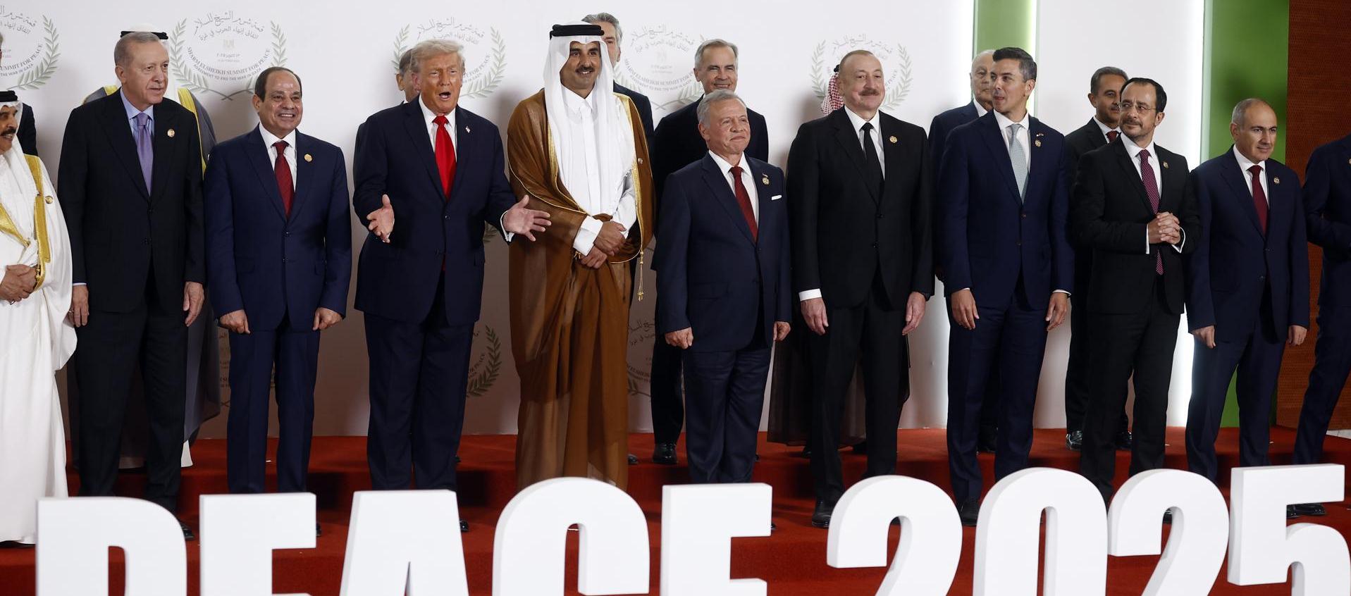 Mandatarios durante la  Cumbre de Paz de Gaza.