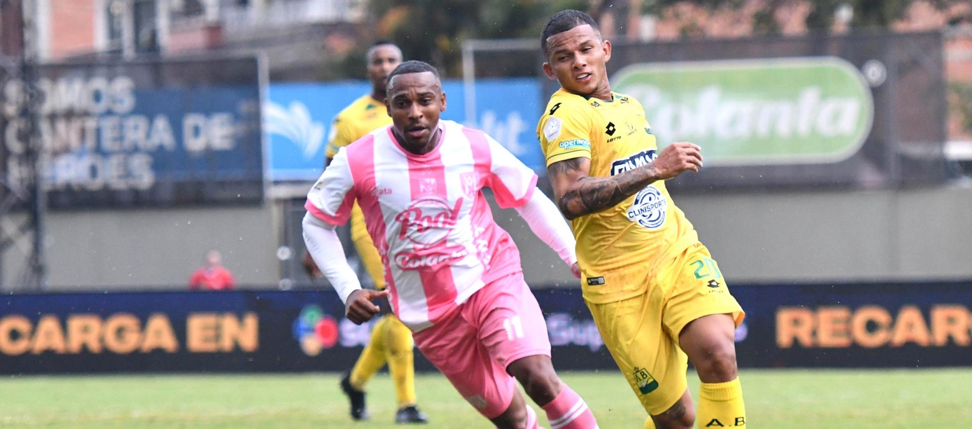 Acción de juego del partido entre Envigado y Bucaramanga.