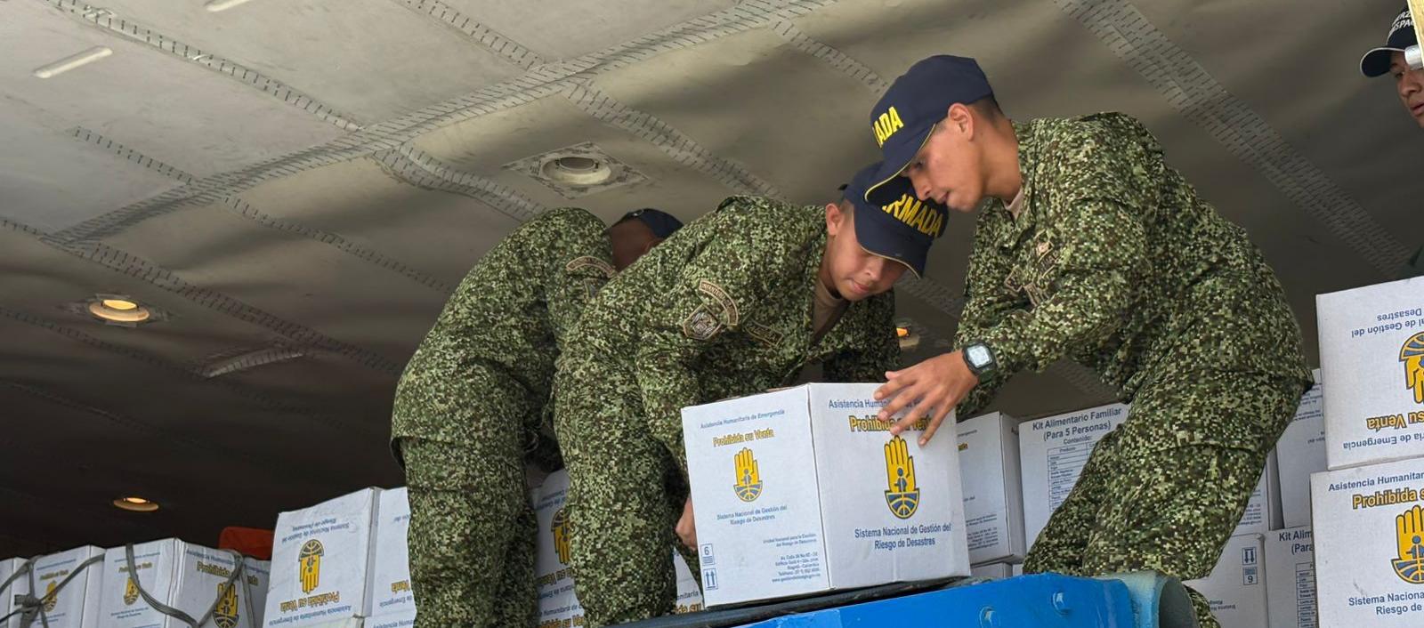 Momento del embarque de las ayudas humanitarias. 