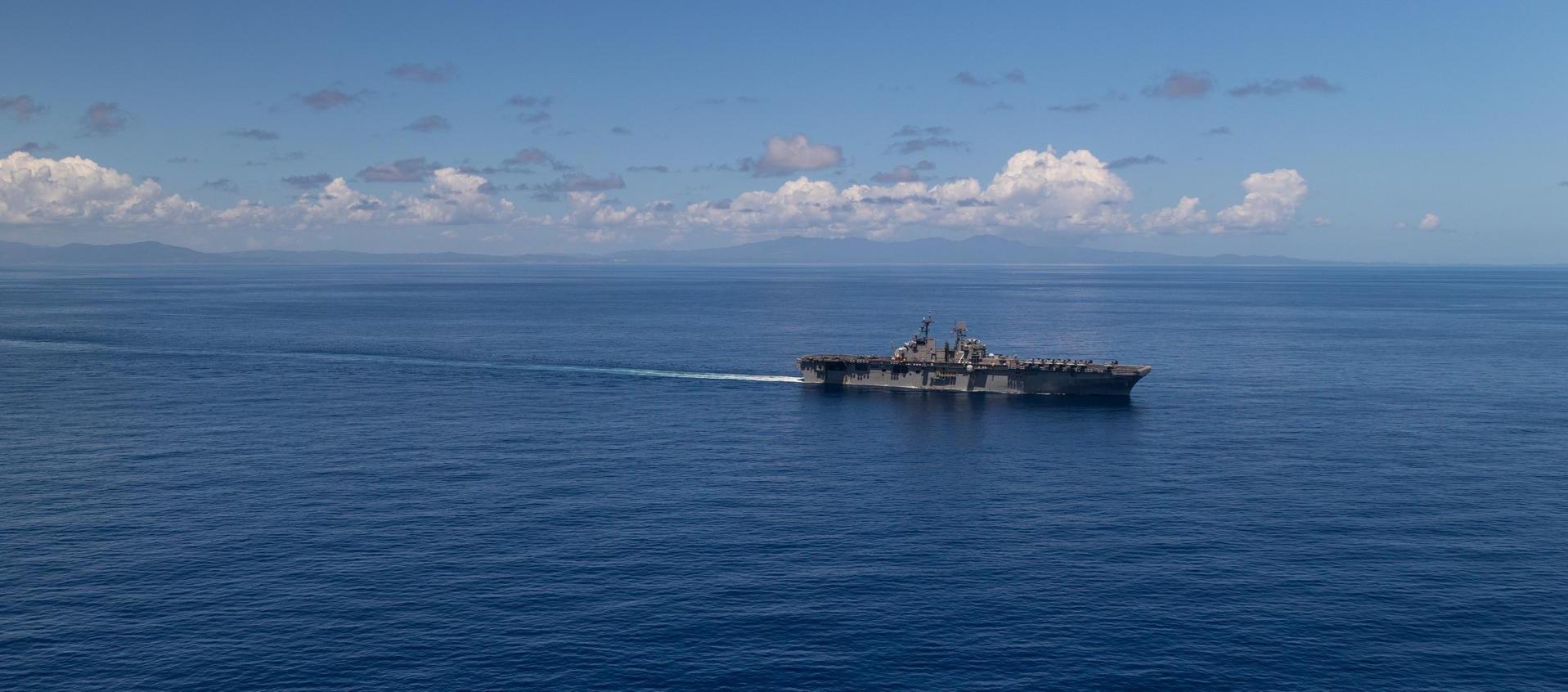 Buque USS Iwo Jima (LHD 7) navegando en el Mar Caribe.