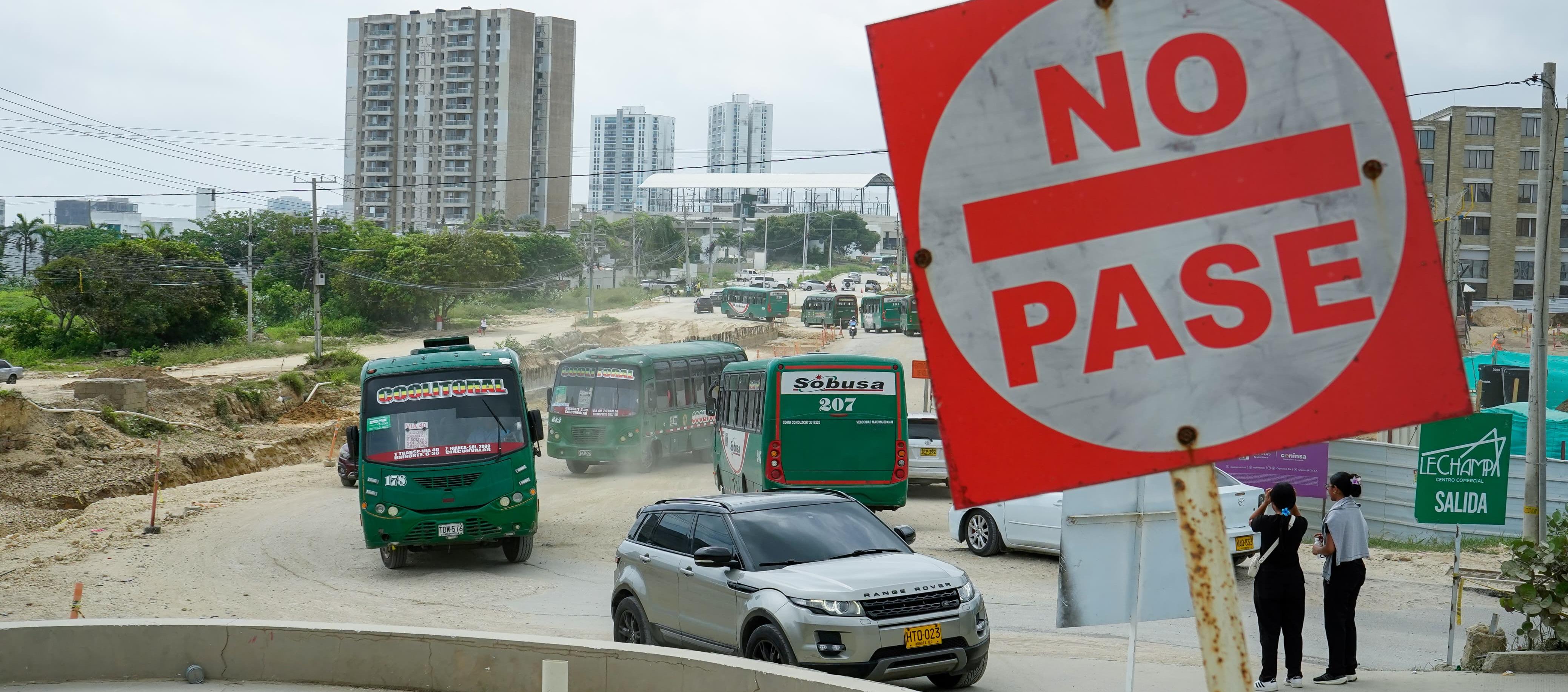 Bus de Sobusa transitando por el sector entre el edificio LivinnX y el Centro Comercial Le Champ.