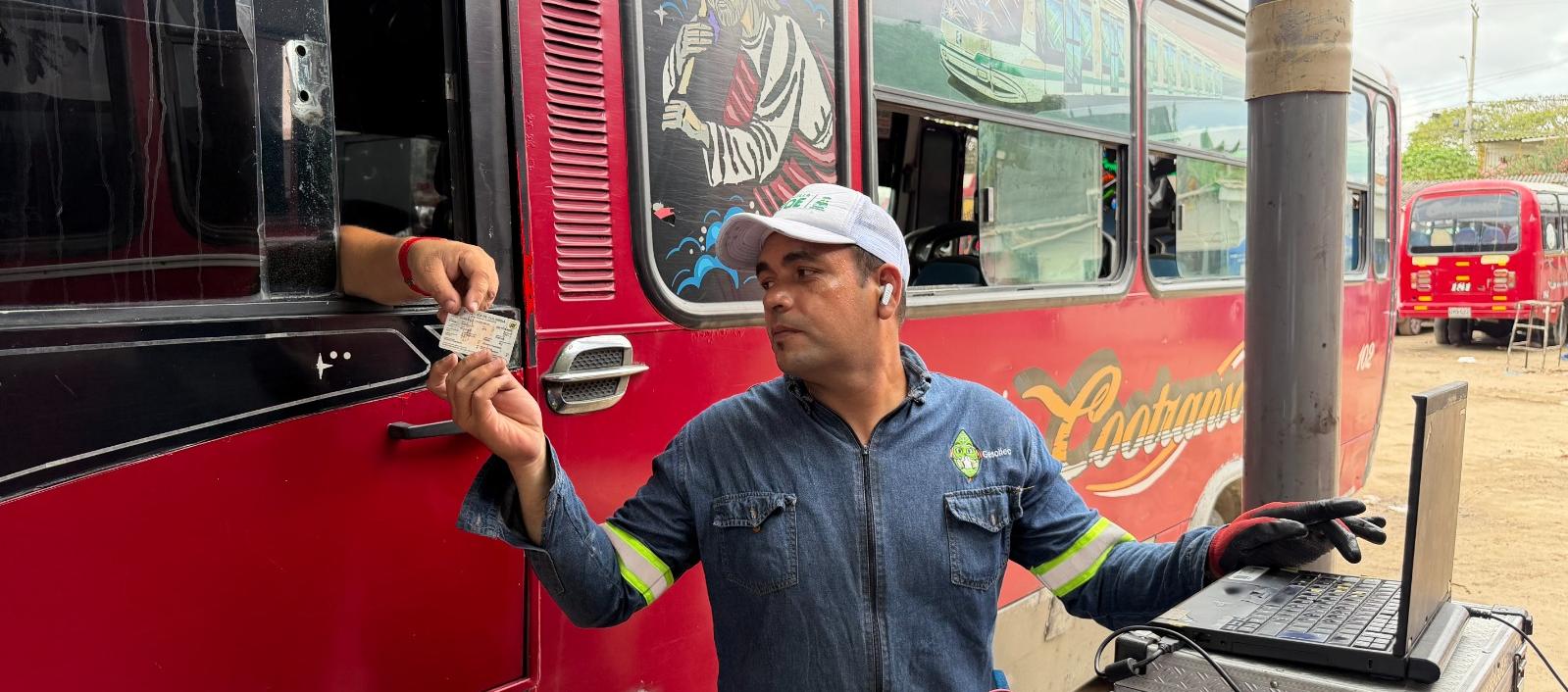 Prueba de emisión de gases a buses.