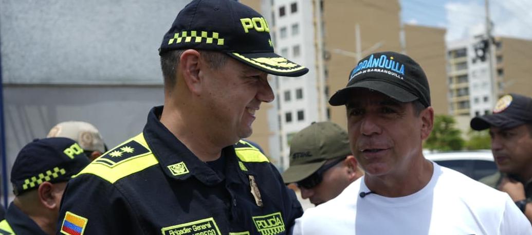 Alcalde Char y General Urrego durante la entrega del Cai en Puerta Dorada