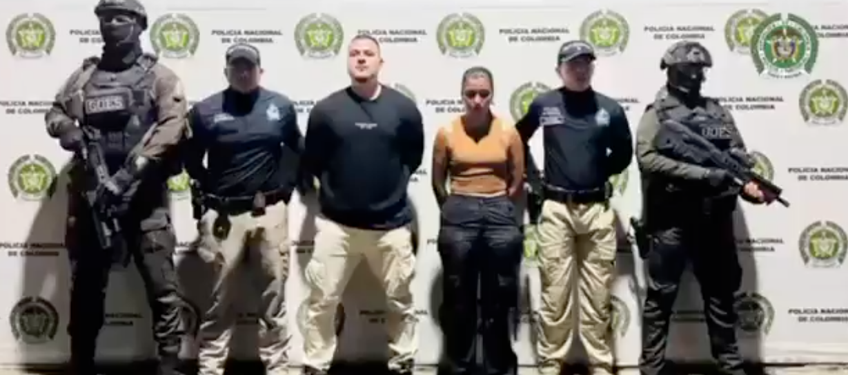 Los dos capturados por la Policía. 