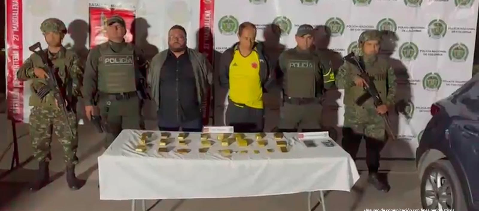 Capturados y lingotes de oro incautados. 