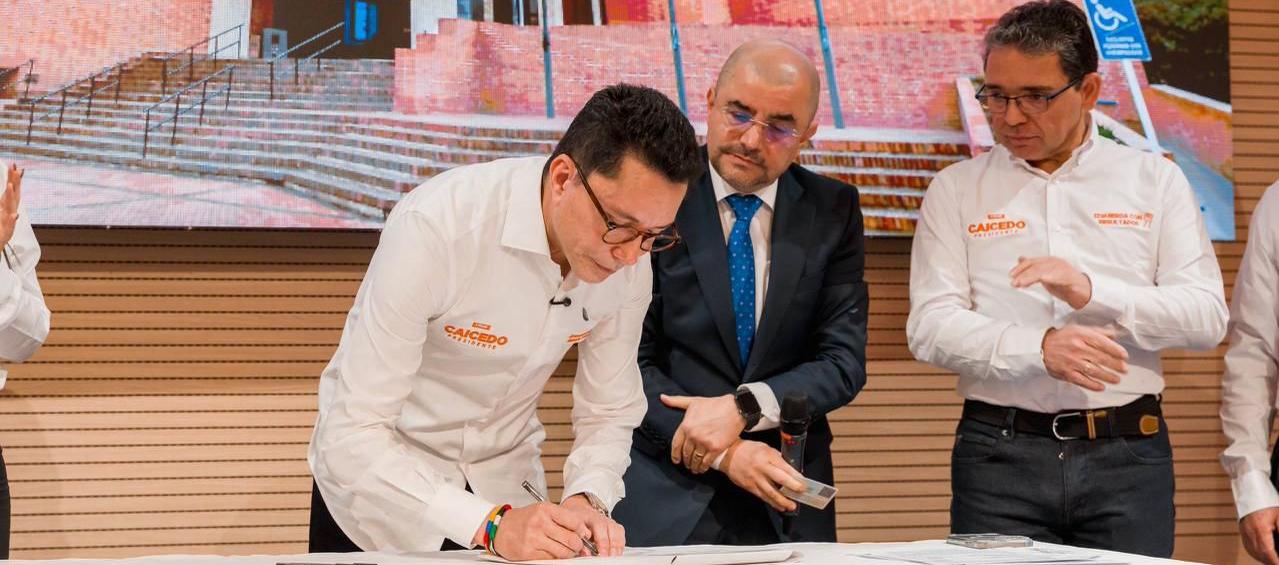 Carlos Caicedo en la inscripicón de su comité de firmas.