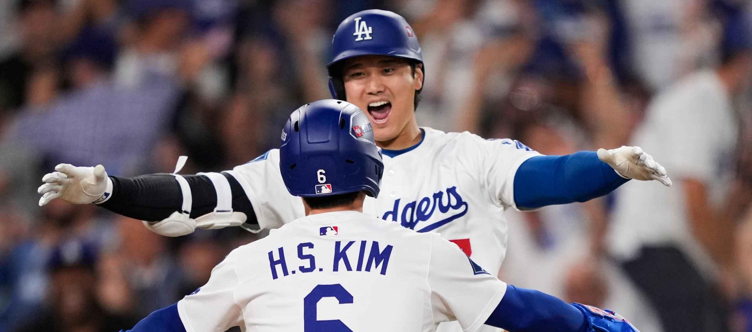 Los Dodgers celebrando su triunfo ante los Filis.