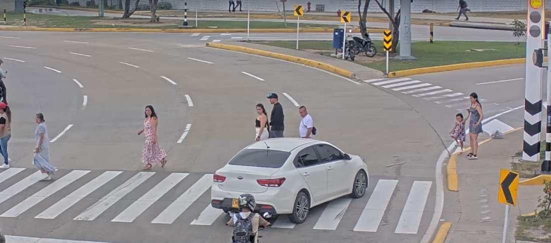 Conductor de vehículo pasando el semáforo en rojo.