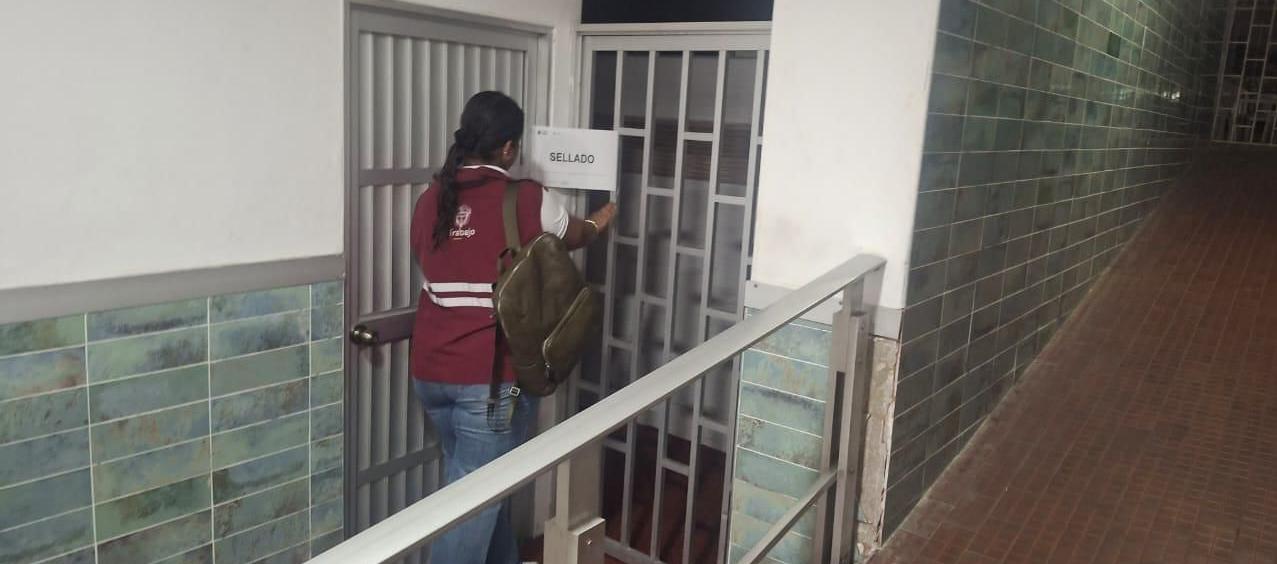 Cierre del área de piscina de la sede de Confamiliar de la calle 48 con carrera 43. 