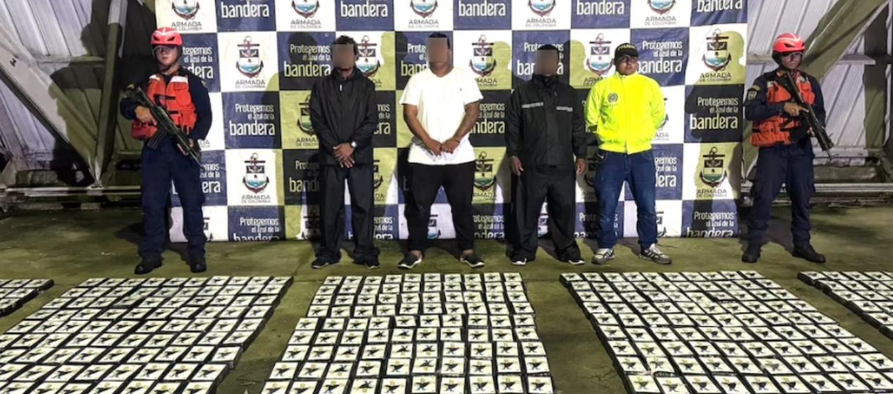 La Armada incautó la droga y capturó a tres hombres. 