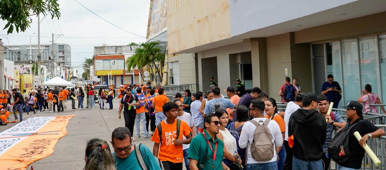 Simpatizantes de uno de los candidatos a las afueras de la Gobernación del Atlántico, en donde se lleva a cabo la sesión del Consejo Superior de Uniatlántico.