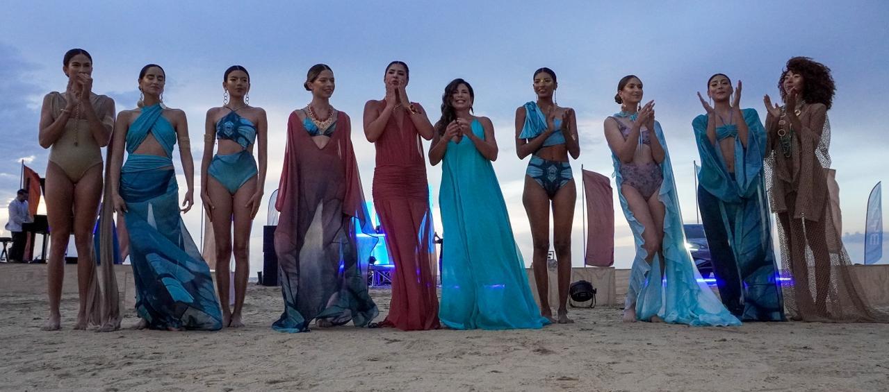 La diseñadora Carmen Belissa junto a las modelos de 'Alas del mar'.