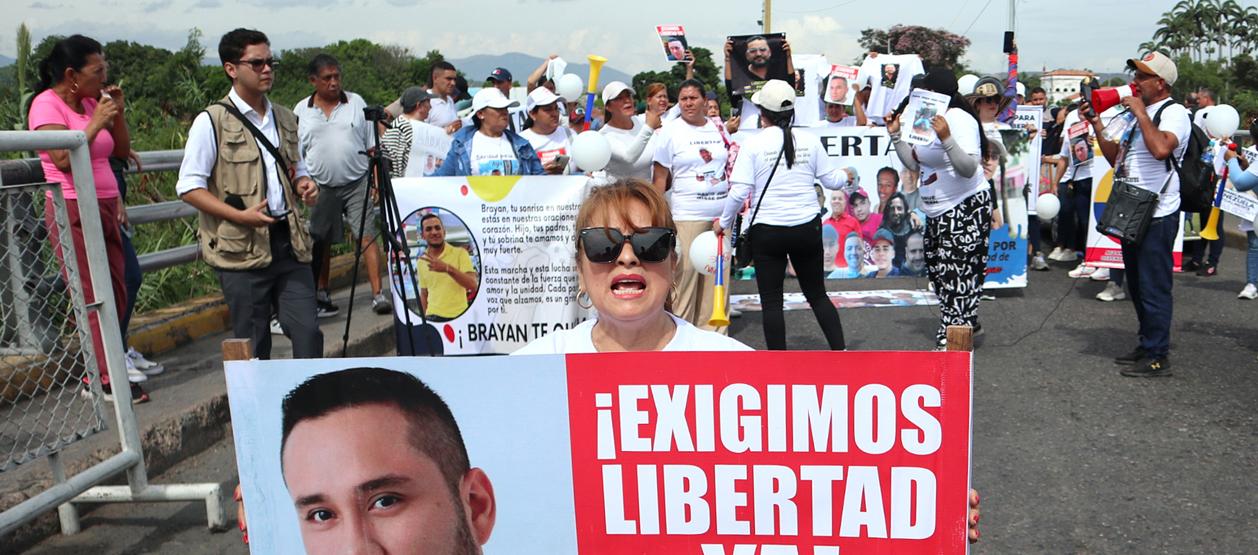 Familiares de los presos protestaron este sábado en el puente Simón Bolívar,