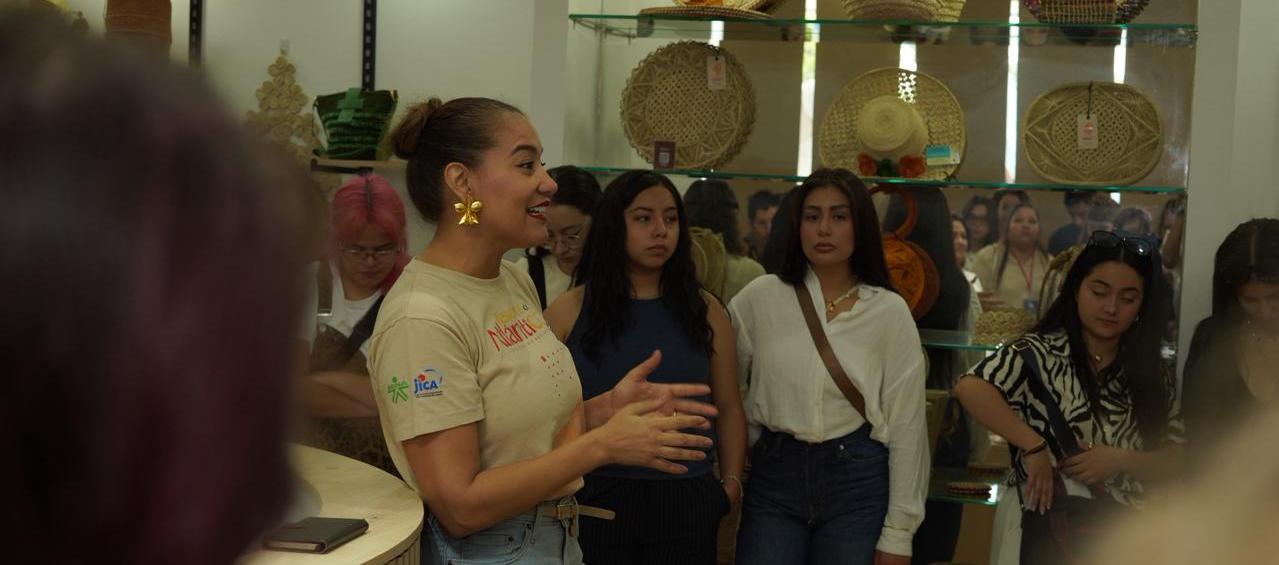 Directora en recorrido Baranoa