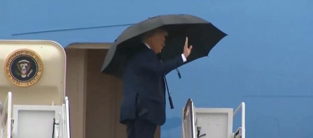 Donald Trump abordando el Air Force One