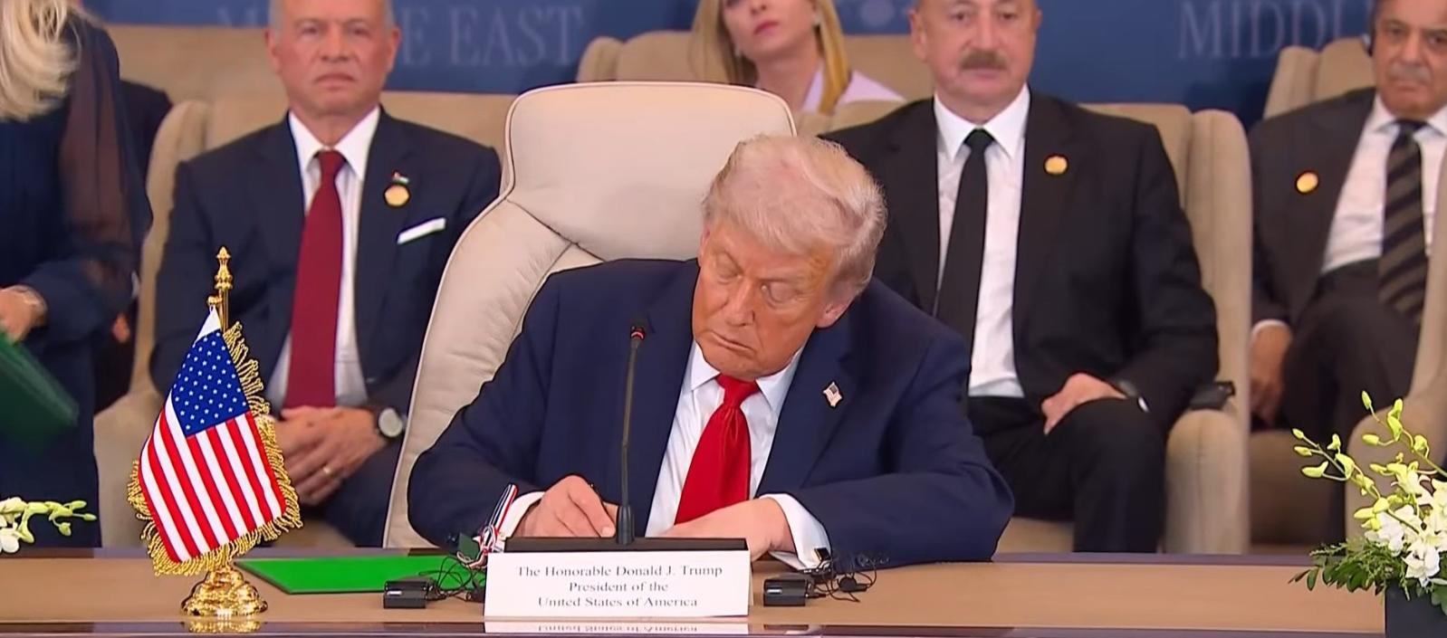 Donald Trump firmando el fin de la guerra en Gaza.