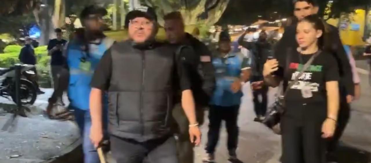 El concejal de Medellín, Andrés 'Gury' Rodríguez, con un bate en mano.