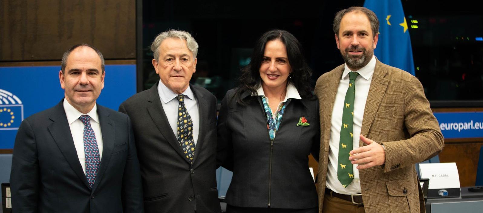 El director del Centro Democrático, Gabriel Vallejo, y la senadora y precandidata presidencial, María Fernanda Cabal, en el Parlamento Europeo.