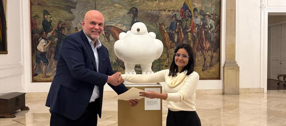 El exjefe paramilitar Salvatore Mancuso y la directora del Dapre, Angie Rodríguez.