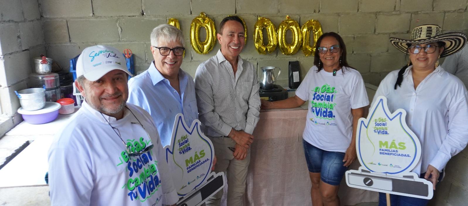 El gerente de Gases del Caribe, Ramón Dávila; el presidente de Ecopetrol, Ricardo Roa, y la beneficiaria Alicia Pantoja.