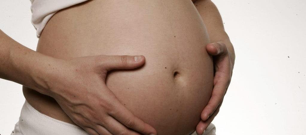 Una mujer embarazada. 