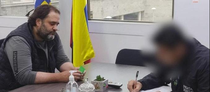 El empresario Felipe Rocha Medina al entregarse a la Fiscalía, en Bogotá.