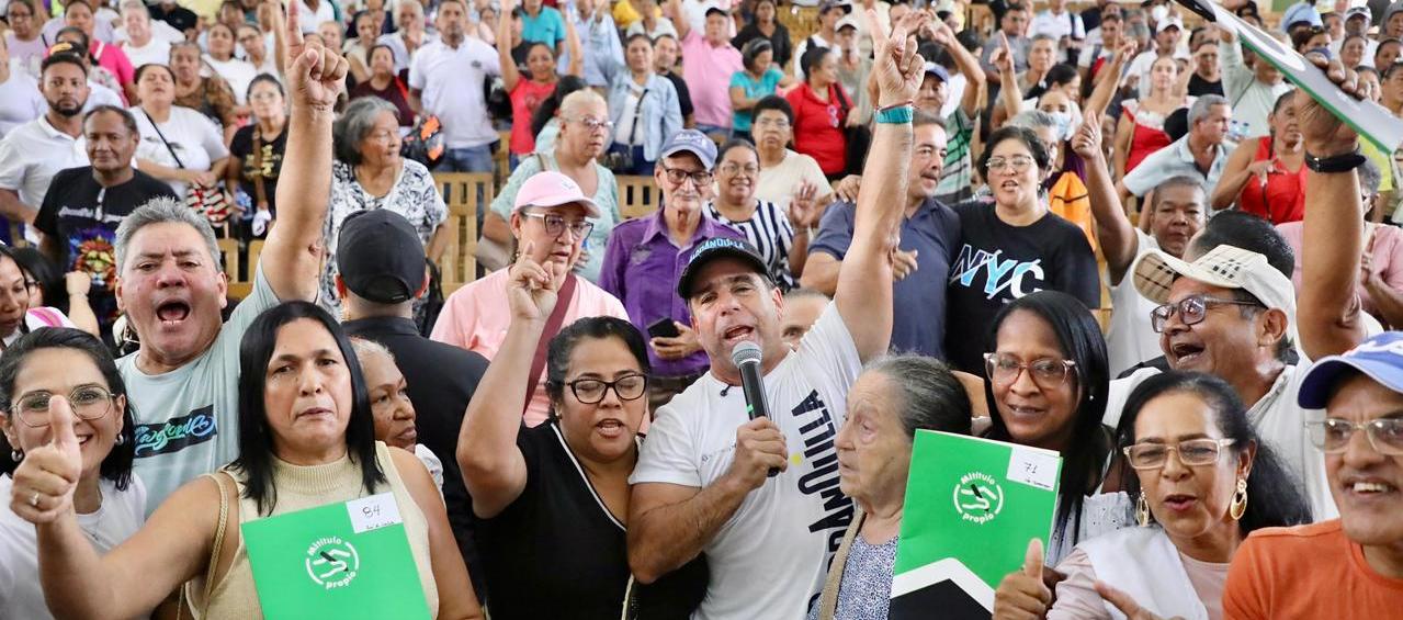 Alcalde Char durante la entrega de los títulos de propiedad a los beneficiarios. 