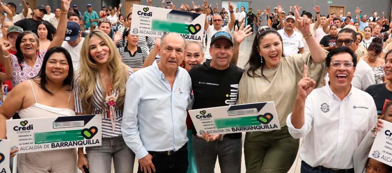 El Alcalde Char, la Gerente de Ciudad Ana María Aljure y funcionarios de la Alcaldía durante la entrega de nuevos créditos a 267 microempresarios.