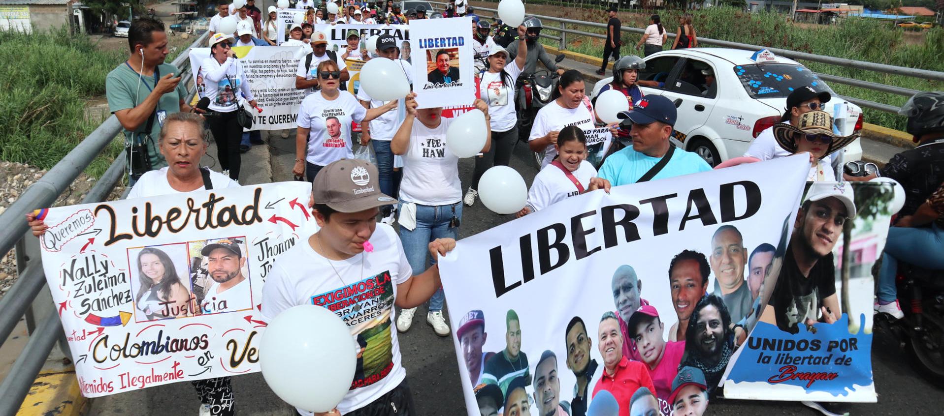 Familiares de colombianos presos en Venezuela protestando en el puente Simón Bolívar