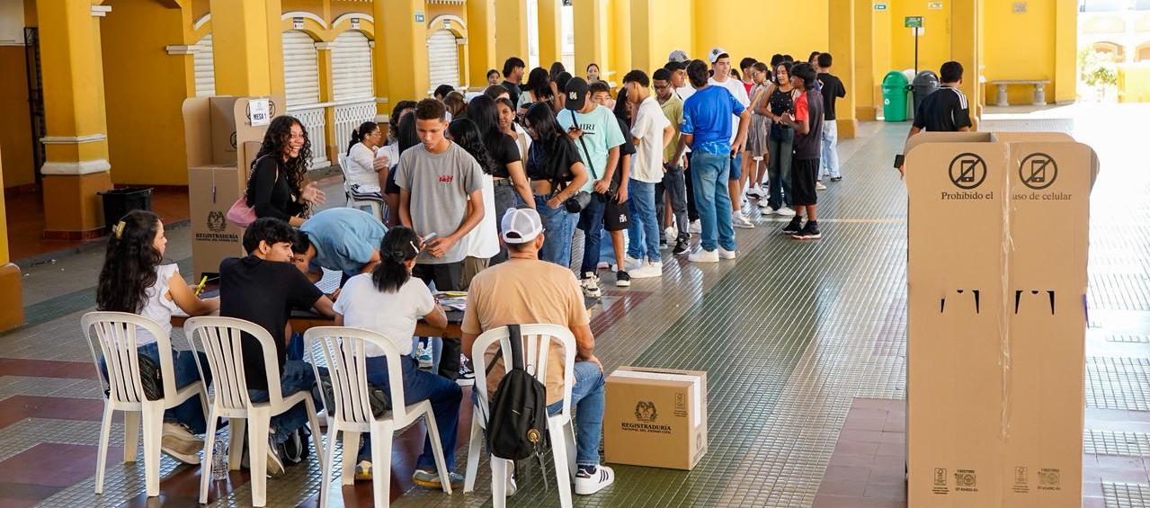 Fila para ejercer el derecho al voto en La Salle.